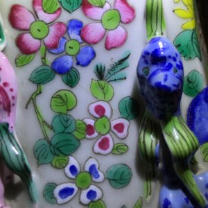 Un vase de forme hexagonale en porcelaine de Chine famille rose, 19/20ème — photo 10