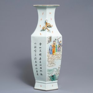 Un vase de forme hexagonale en porcelaine de Chine famille rose, 19ème — photo 2