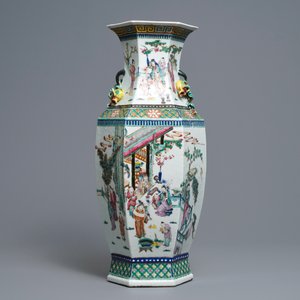 Un vase de forme hexagonale en porcelaine de Chine famille rose, 19ème — photo 3