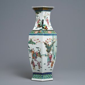 Un vase de forme hexagonale en porcelaine de Chine famille rose, 19ème — photo 4