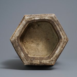 Un vase de forme hexagonale en porcelaine de Chine famille rose, 19ème — photo 6