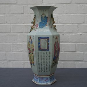 Un vase de forme hexagonale en porcelaine de Chine famille rose, 19ème — photo 13