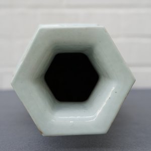 Un vase de forme hexagonale en porcelaine de Chine famille rose, 19ème — photo 14