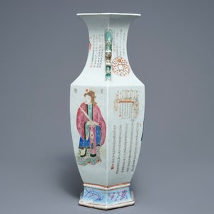 Un vase de forme hexagonale en porcelaine de Chine famille rose, 19ème — photo 2
