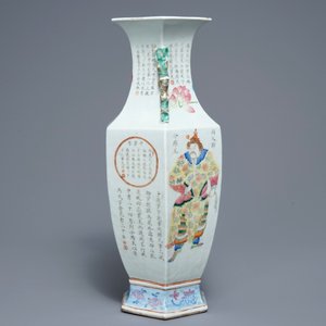 Un vase de forme hexagonale en porcelaine de Chine famille rose, 19ème — photo 4