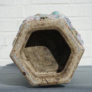 Un vase de forme hexagonale en porcelaine de Chine famille rose à décor appliqué, 19ème — photo 11