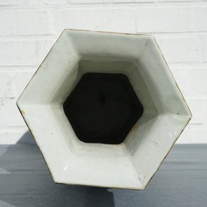 Un vase de forme hexagonale en porcelaine de Chine famille rose à décor appliqué, 19ème — photo 12