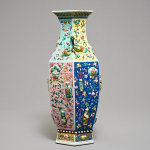 Un vase de forme hexagonale en porcelaine de Chine famille rose à décor appliqué, 19ème — photo 2
