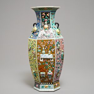 Un vase de forme hexagonale en porcelaine de Chine famille rose à décor appliqué, 19ème — photo 3