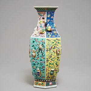 Un vase de forme hexagonale en porcelaine de Chine famille rose à décor appliqué, 19ème — photo 4