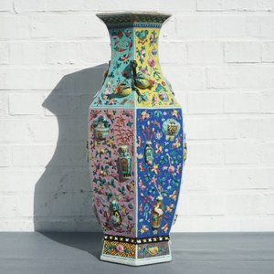 Un vase de forme hexagonale en porcelaine de Chine famille rose à décor appliqué, 19ème — photo 10