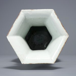 Un vase de forme hexagonale en porcelaine de Chine qianjiang cai, 19/20ème — photo 5