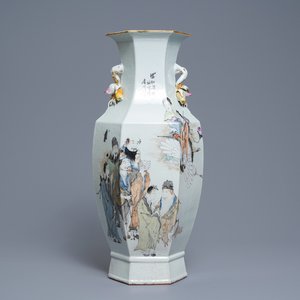 Un vase de forme hexagonale en porcelaine de Chine qianjiang cai, 19/20ème — photo 1