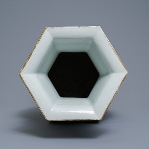Un vase de forme hexagonale en porcelaine de Chine qianjiang cai, 19/20ème — photo 5