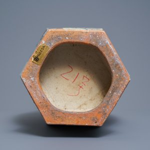 Un vase de forme hexagonale en porcelaine de Chine qianjiang cai, 19/20ème — photo 6