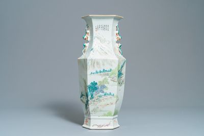 Un vase de forme hexagonale en porcelaine de Chine qianjiang cai, 19/20ème