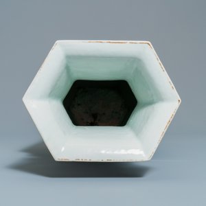 Un vase de forme hexagonale en porcelaine de Chine qianjiang cai, 19/20ème — photo 5