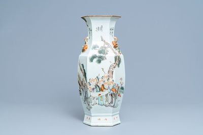 Un vase de forme hexagonale en porcelaine de Chine qianjiang cai, 19/20ème