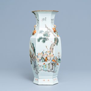 Un vase de forme hexagonale en porcelaine de Chine qianjiang cai, 19/20ème — photo 1