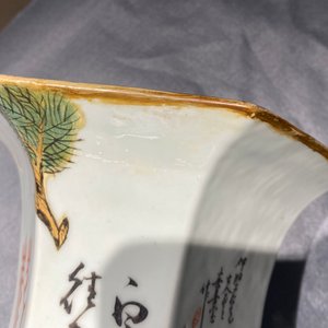 Un vase de forme hexagonale en porcelaine de Chine qianjiang cai, 19/20ème — photo 13