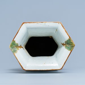Un vase de forme hexagonale en porcelaine de Chine qianjiang cai, 19/20ème — photo 5