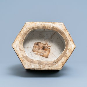 Un vase de forme hexagonale en porcelaine de Chine qianjiang cai, 19/20ème — photo 6