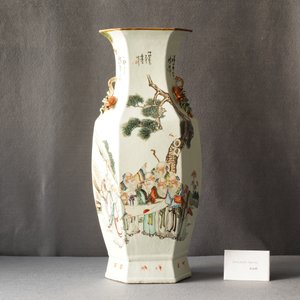 Un vase de forme hexagonale en porcelaine de Chine qianjiang cai, 19/20ème — photo 7
