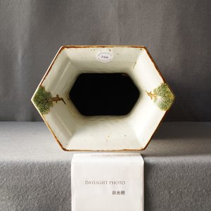 Un vase de forme hexagonale en porcelaine de Chine qianjiang cai, 19/20ème — photo 9