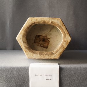 Un vase de forme hexagonale en porcelaine de Chine qianjiang cai, 19/20ème — photo 10