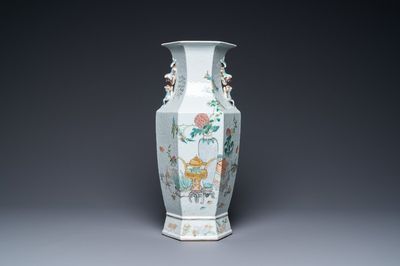 Un vase de forme hexagonale en porcelaine de Chine qianjiang cai à décor d'antiquités, 19ème