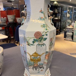 Un vase de forme hexagonale en porcelaine de Chine qianjiang cai à décor d'antiquités, 19ème — photo 12