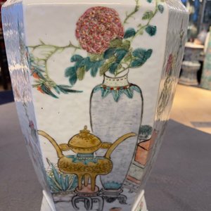 Un vase de forme hexagonale en porcelaine de Chine qianjiang cai à décor d'antiquités, 19ème — photo 14