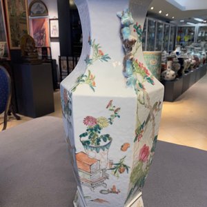 Un vase de forme hexagonale en porcelaine de Chine qianjiang cai à décor d'antiquités, 19ème — photo 17