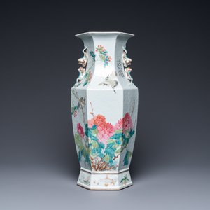 Un vase de forme hexagonale en porcelaine de Chine qianjiang cai à décor d'antiquités, 19ème — photo 3