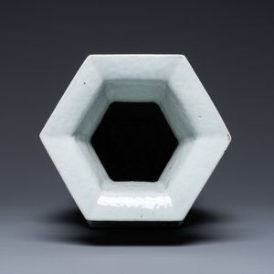 Un vase de forme hexagonale en porcelaine de Chine qianjiang cai à décor d'antiquités, 19ème — photo 5