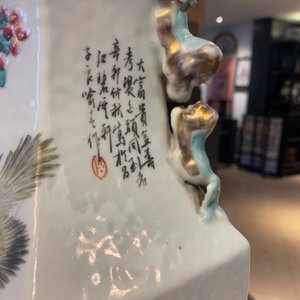 Un vase de forme hexagonale en porcelaine de Chine qianjiang cai à décor d'antiquités, 19ème — photo 8