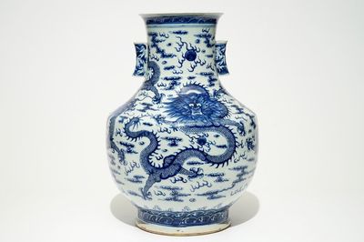 Un vase de forme hu aux dragons en porcelaine de Chine bleu et blanc, 19ème