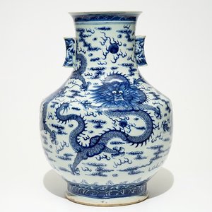 Un vase de forme hu aux dragons en porcelaine de Chine bleu et blanc, 19ème — photo 1