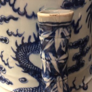 Un vase de forme hu aux dragons en porcelaine de Chine bleu et blanc, 19ème — photo 14