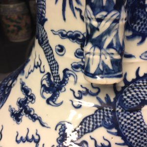 Un vase de forme hu aux dragons en porcelaine de Chine bleu et blanc, 19ème — photo 17
