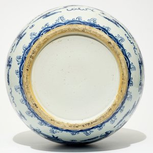 Un vase de forme hu aux dragons en porcelaine de Chine bleu et blanc, 19ème — photo 5