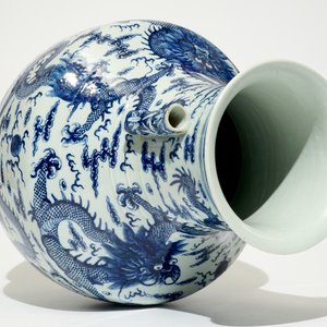 Un vase de forme hu aux dragons en porcelaine de Chine bleu et blanc, 19ème — photo 7