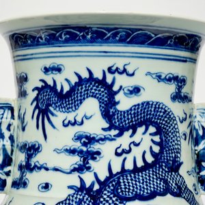 Un vase de forme hu aux dragons en porcelaine de Chine bleu et blanc, 19ème — photo 8