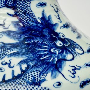 Un vase de forme hu aux dragons en porcelaine de Chine bleu et blanc, 19ème — photo 9