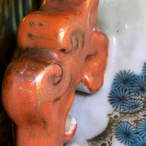 Un vase de forme hu 'cent daims' en porcelaine de Chine famille rose, marque de Qianlong, 19/20ème — photo 15