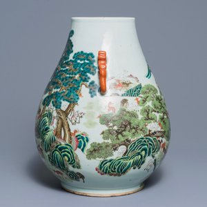 Un vase de forme hu 'cent daims' en porcelaine de Chine famille rose, marque de Qianlong, 19/20ème — photo 2