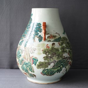 Un vase de forme hu 'cent daims' en porcelaine de Chine famille rose, marque de Qianlong, 19/20ème — photo 23