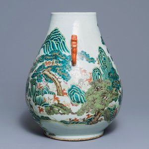 Un vase de forme hu 'cent daims' en porcelaine de Chine famille rose, marque de Qianlong, 19/20ème — photo 4