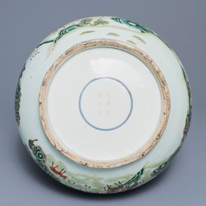 Un vase de forme hu 'cent daims' en porcelaine de Chine famille rose, marque de Qianlong, 19/20ème — photo 5