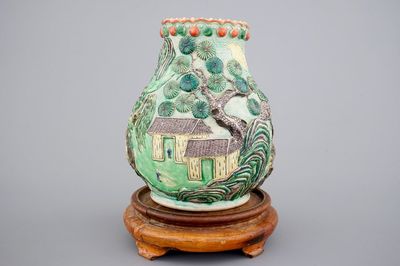 Un vase de forme hu, décor en reliëf d'un paysage, Nankin, 19ème